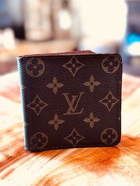 men’s vintage Louis Vuitton bifold monogram wallet 2009